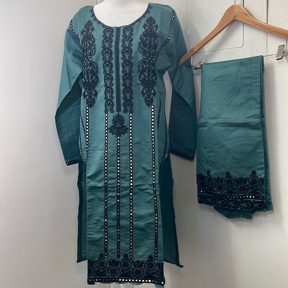 Pakistani embroidered mirror work suit - Picture 16 of 16